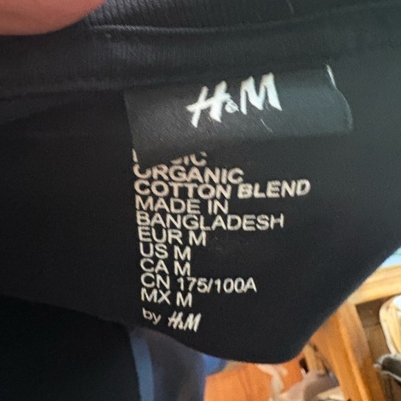 H&M Black V-Neck Short Sleeve Tee - Picture 3 of 3